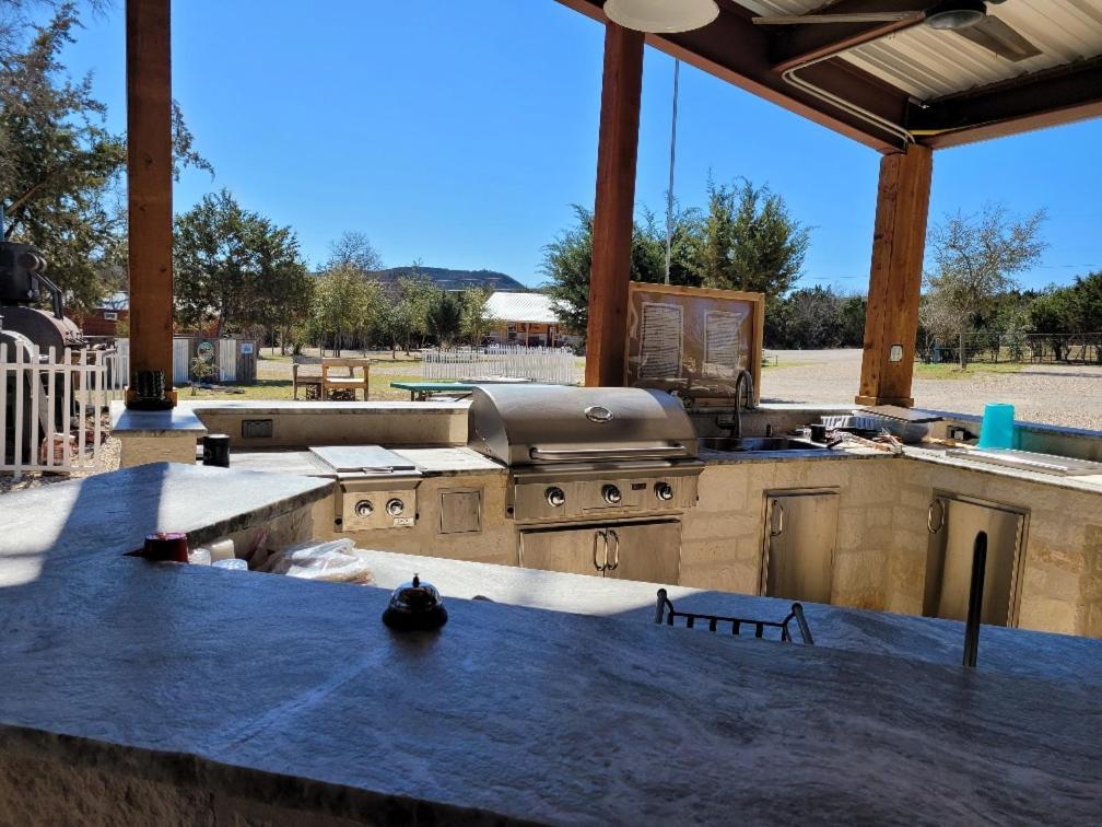 Al'S Hideaway Glamping Tents Hotel Pipe Creek Екстериор снимка